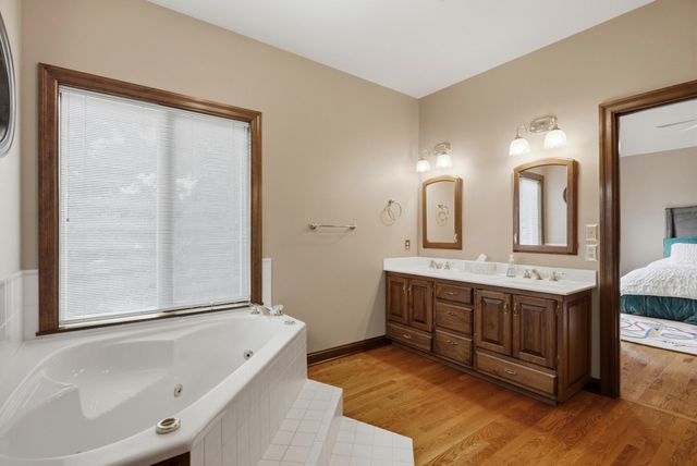 1009 LAKE POINT LN, Columbia, MO 65203