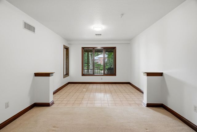 1009 LAKE POINT LN, Columbia, MO 65203