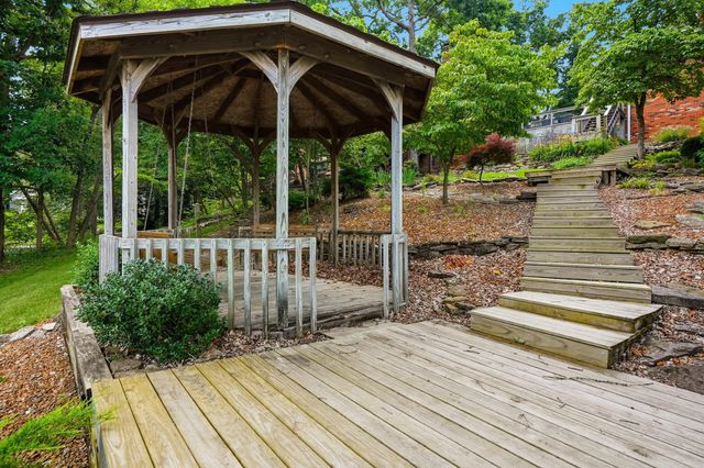 1009 LAKE POINT LN, Columbia, MO 65203