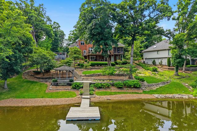 1009 LAKE POINT LN, Columbia, MO 65203