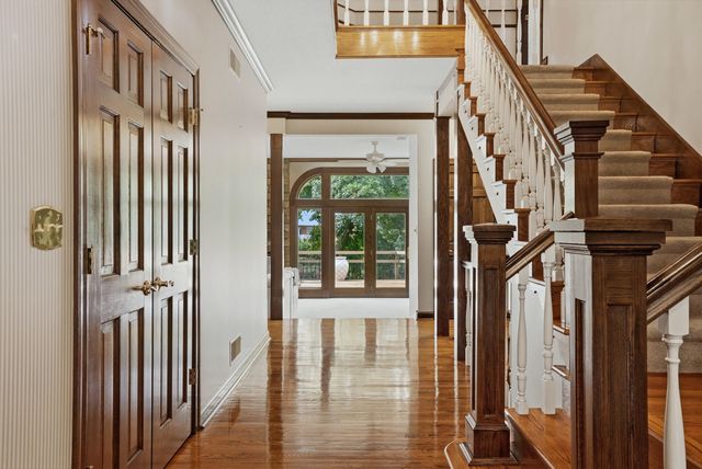 1009 LAKE POINT LN, Columbia, MO 65203