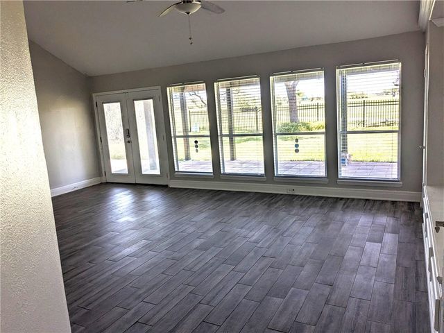 565 Poenisch Dr, Corpus Christi, TX 78412