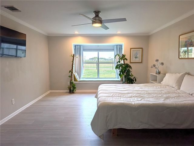 565 Poenisch Dr, Corpus Christi, TX 78412