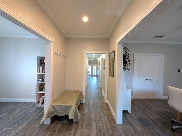 565 Poenisch Dr, Corpus Christi, TX 78412