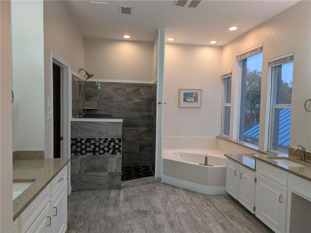 565 Poenisch Dr, Corpus Christi, TX 78412