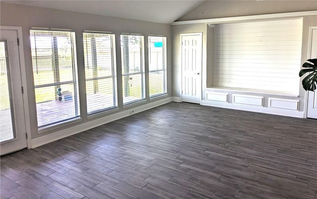 565 Poenisch Dr, Corpus Christi, TX 78412