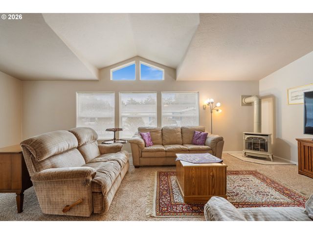 370 Se ANCHOR Ave, Depoe Bay, OR 97341