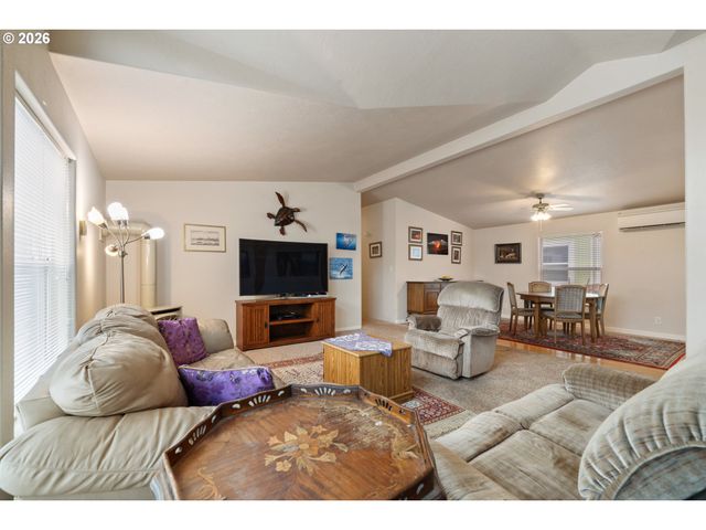 370 Se ANCHOR Ave, Depoe Bay, OR 97341