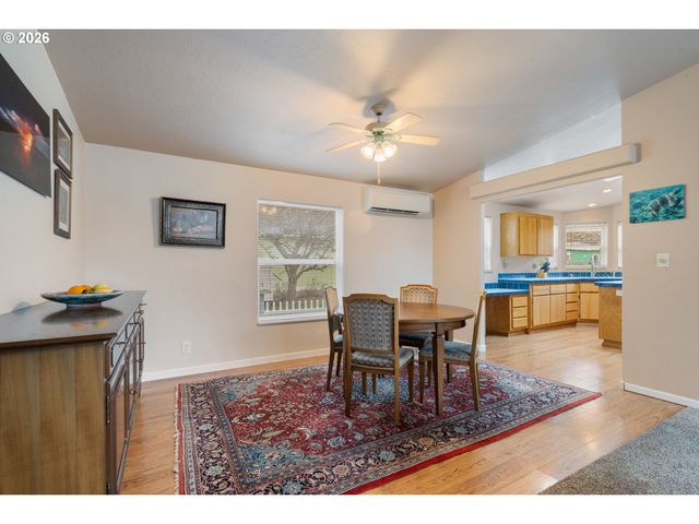 370 Se ANCHOR Ave, Depoe Bay, OR 97341