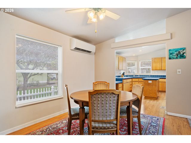 370 Se ANCHOR Ave, Depoe Bay, OR 97341