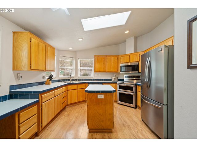 370 Se ANCHOR Ave, Depoe Bay, OR 97341