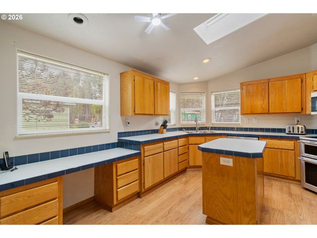 370 Se ANCHOR Ave, Depoe Bay, OR 97341