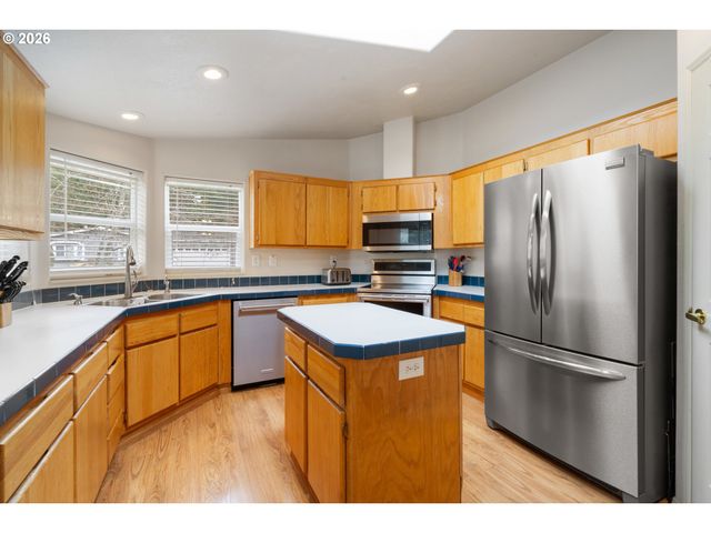 370 Se ANCHOR Ave, Depoe Bay, OR 97341