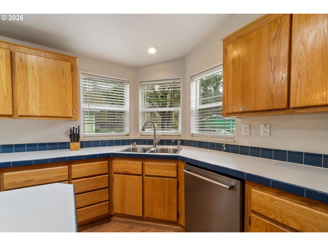 370 Se ANCHOR Ave, Depoe Bay, OR 97341