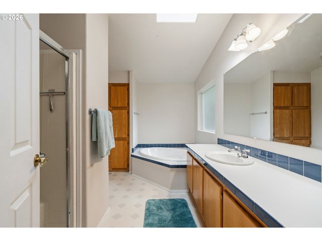 370 Se ANCHOR Ave, Depoe Bay, OR 97341