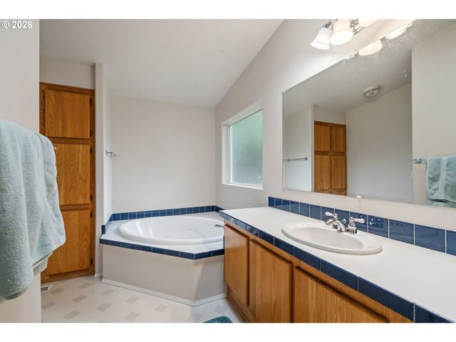 370 Se ANCHOR Ave, Depoe Bay, OR 97341