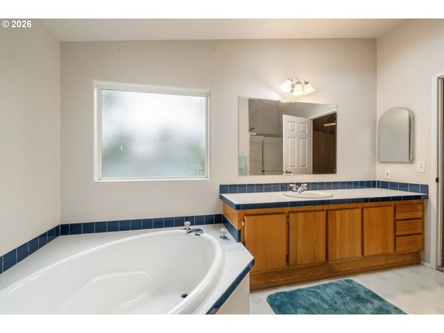 370 Se ANCHOR Ave, Depoe Bay, OR 97341