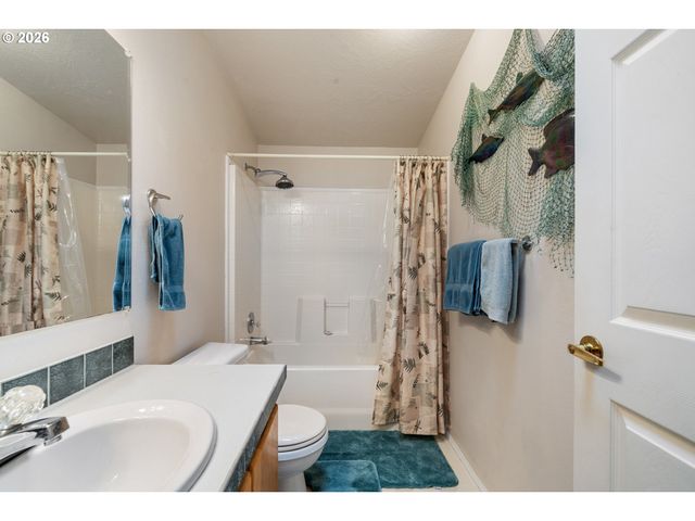 370 Se ANCHOR Ave, Depoe Bay, OR 97341