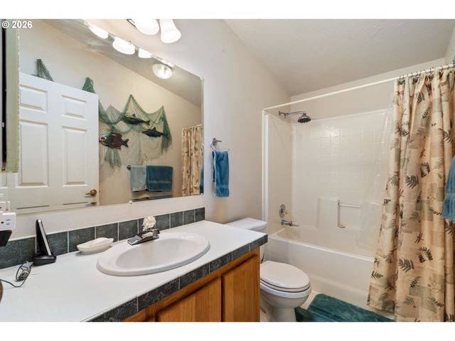 370 Se ANCHOR Ave, Depoe Bay, OR 97341