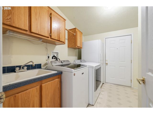 370 Se ANCHOR Ave, Depoe Bay, OR 97341