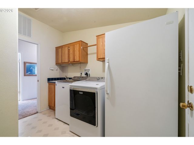 370 Se ANCHOR Ave, Depoe Bay, OR 97341