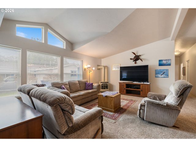 370 Se ANCHOR Ave, Depoe Bay, OR 97341