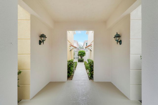 73 Laurel Oaks Circle, Jupiter, FL 33469