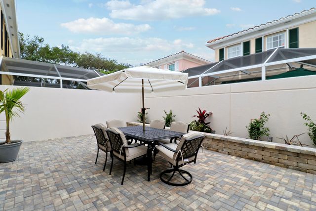 73 Laurel Oaks Circle, Jupiter, FL 33469