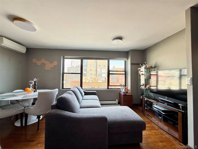 87-14 57th Road 5A, Elmhurst, NY 11373