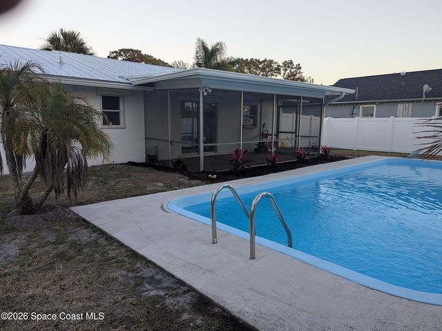 382 Easy Street, Sebastian, FL 32958