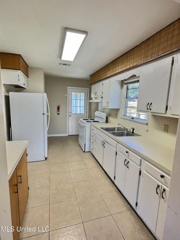 112 Woodland Circle, Ocean Springs, MS 39564