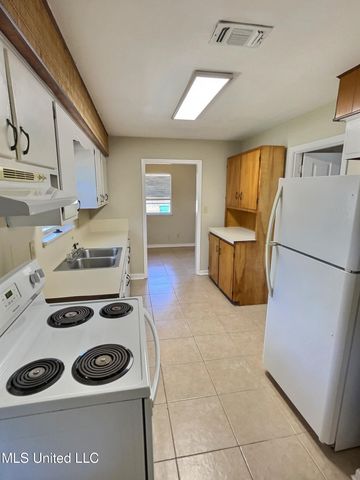 112 Woodland Circle, Ocean Springs, MS 39564