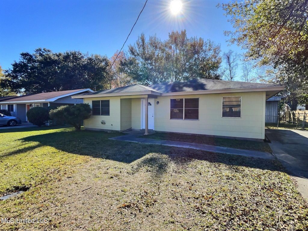 112 Woodland Circle, Ocean Springs, MS 39564