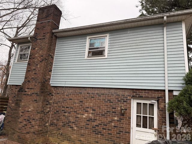 6215 Farm Pond Lane, Charlotte, NC 28212