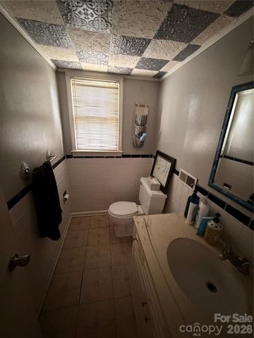 6215 Farm Pond Lane, Charlotte, NC 28212