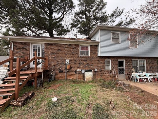 6215 Farm Pond Lane, Charlotte, NC 28212