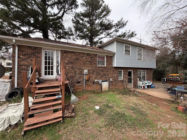 6215 Farm Pond Lane, Charlotte, NC 28212