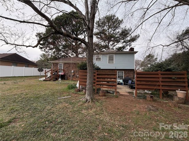 6215 Farm Pond Lane, Charlotte, NC 28212