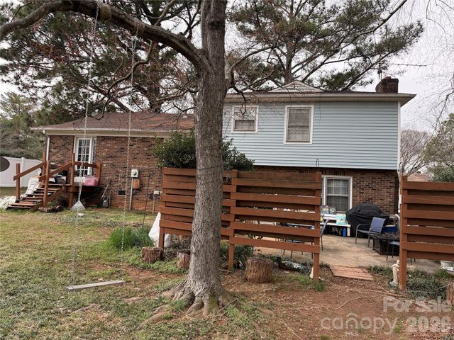 6215 Farm Pond Lane, Charlotte, NC 28212