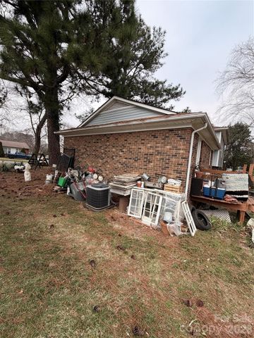 6215 Farm Pond Lane, Charlotte, NC 28212