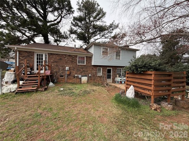 6215 Farm Pond Lane, Charlotte, NC 28212