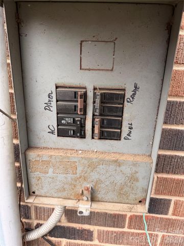 6215 Farm Pond Lane, Charlotte, NC 28212