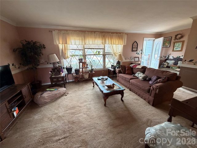 6215 Farm Pond Lane, Charlotte, NC 28212