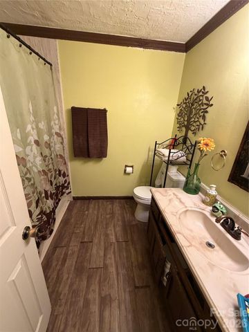 6215 Farm Pond Lane, Charlotte, NC 28212