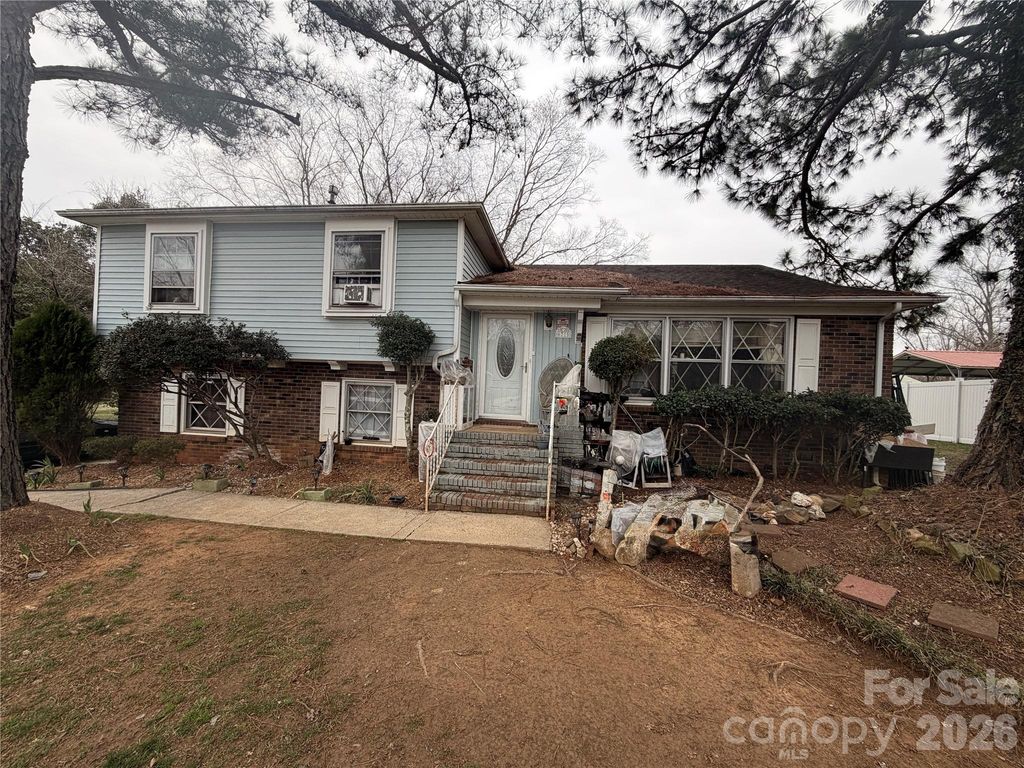 6215 Farm Pond Lane, Charlotte, NC 28212