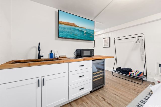 2463 Kuhio Avenue 201, Honolulu, HI 96815