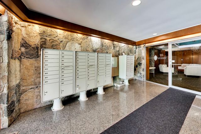 6700 S Brainard Avenue 101, Countryside, IL 60525