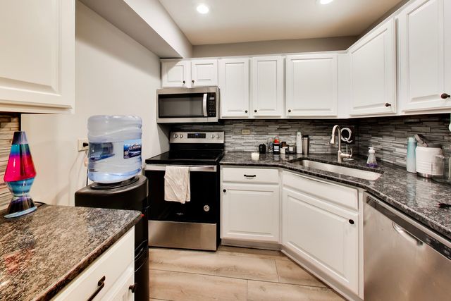 6700 S Brainard Avenue 101, Countryside, IL 60525