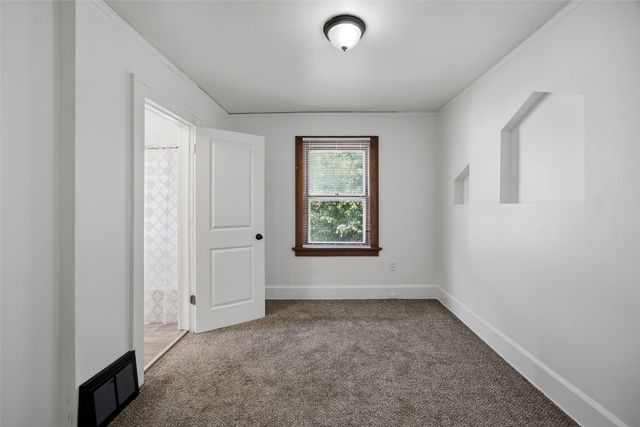906 Center Point Rd NE, Cedar Rapids, IA 52402