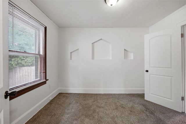 906 Center Point Rd NE, Cedar Rapids, IA 52402